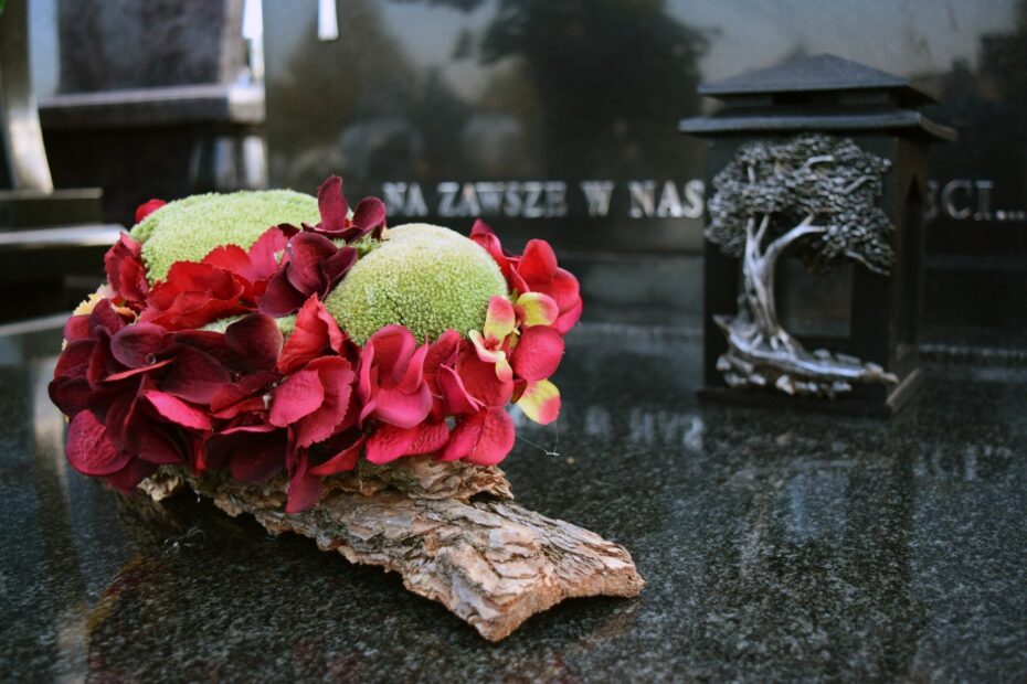 Jak zrobić stroik na cmentarz ze sztucznych kwiatów